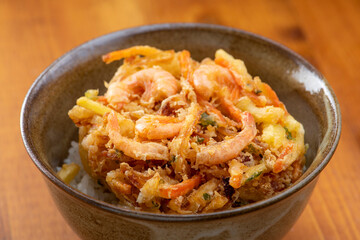 海老と野菜の天麩羅をのせた天丼