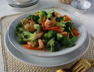 stir fry broccoli and prawns