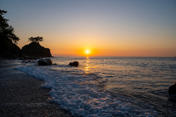 裏桂浜に昇る朝日