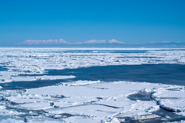 Naklejka na ściany i meble 流氷と知床連峰