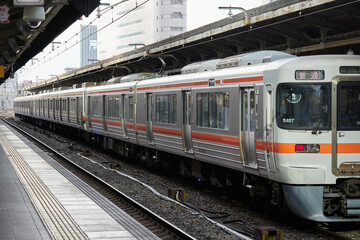 Fototapeta na wymiar 朝の名古屋駅のJRローカル線の通勤電車の様子