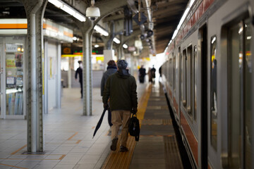 朝の名古屋駅のJRローカル線の通勤電車の様子