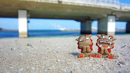 Obraz premium 沖縄の海とシーサー