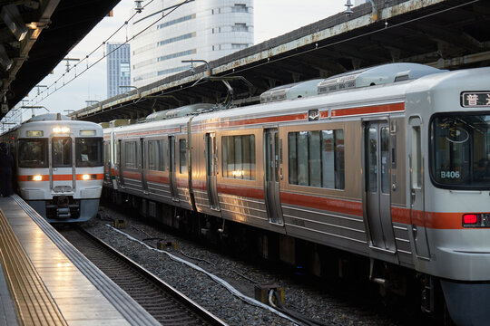 朝の名古屋駅のJRローカル線の通勤電車の様子