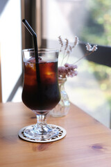 窓際のアイスコーヒー