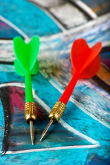 Dartpfeile auf buntem Untergrund