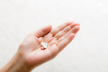 薬、ミドル女性の手のひらの薬