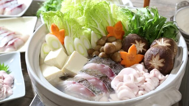 鱈鍋　湯気を上げる鍋料理
