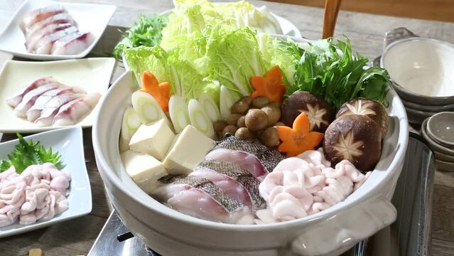 鱈鍋　湯気を上げる鍋料理