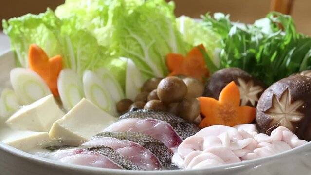 鱈鍋　湯気を上げる鍋料理