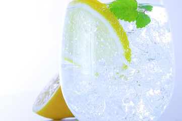 スライスレモンの入った爽やかな炭酸飲料