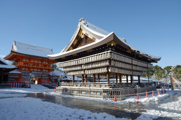 雪の八坂神社　舞殿と南楼門　京都市東山区祇園町