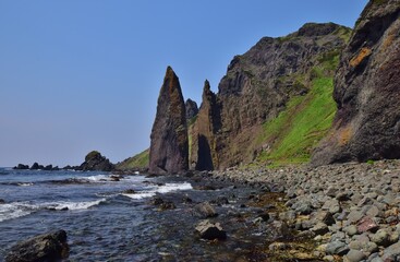 Fototapeta premium 青空に映える礼文島 地蔵岩