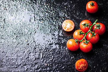 Fresh tomatoes and tomato slices on the table.