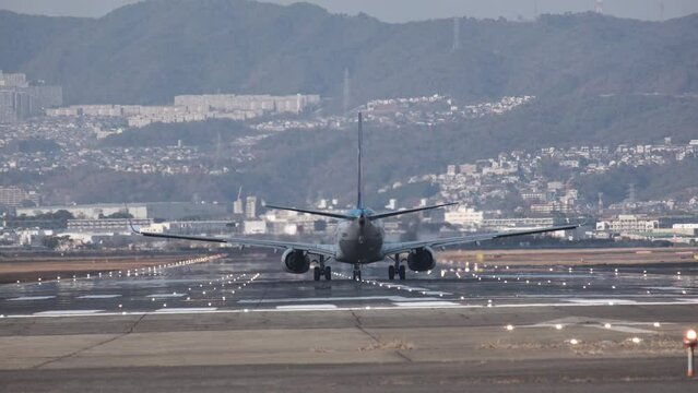 大阪伊丹空港離発着は聖地、千里川土手で見物