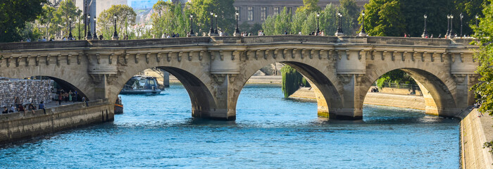 Vista del puente de Neuf sobre el río Sena a su paso por la ciudad de Paris, Francia