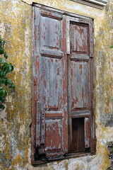 Fenster eines Hauses in Koskinou, Rhodos