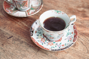 レトロなコーヒーカップに注がれた淹れたてのコーヒー