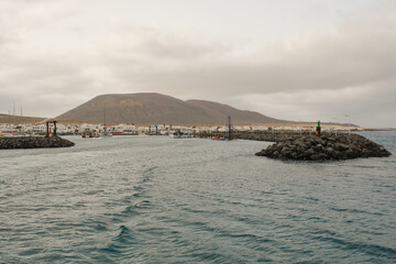 Obraz premium Leaving the port of Caleta de Sebo in La Graciosa