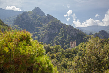 Fototapeta na wymiar Abbaye Saint-Martin de Canigou perchée sur un piton rocheux au coeur du massif du Canigou dans les Pyrénées-Orientales, France