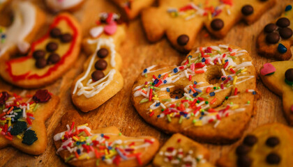 Butterplätzchen, mit bunten Streuseln und Nüssen dekoriert