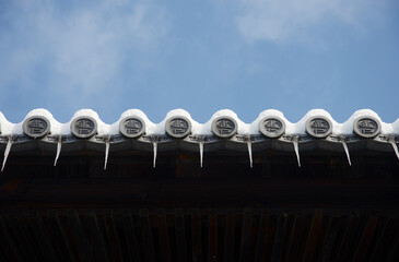 雪の建仁寺　望闕楼の瓦と氷柱　京都市東山区