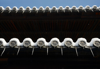 雪の建仁寺　望闕楼の瓦と氷柱　京都市東山区