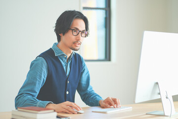 リモートワークで作業をするハイクラスの男性