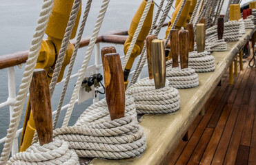 cordages, amarres, haubans, écoutes, drisses de bateau
