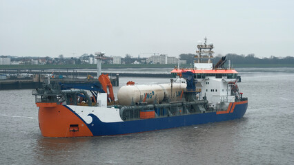 Elbe river, Germany - 01 20 2023: Dutch suction hopper dredger powered by LNG during river maintenance © I am from Mykolayiv