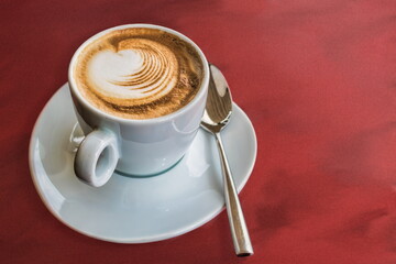 Cappuccino vor einem roten hintergrund