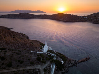 Kościół na wyspie Ios Grecja cyklady z drona - obrazy, fototapety, plakaty