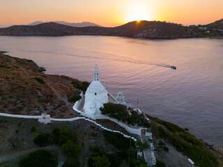 Kościół na wyspie Ios Grecja cyklady z drona - obrazy, fototapety, plakaty