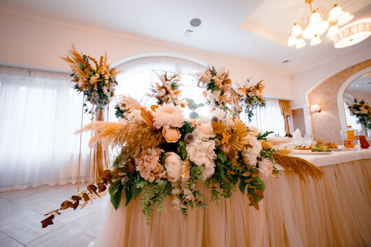 beautiful wedding decor of the restaurant. Restaurant wedding floristry
