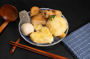 黒い背景のおでん