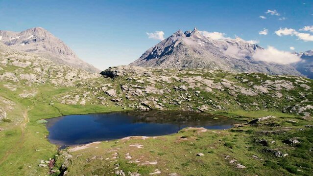 Vue a&eacute;rienne du lac Perrin en Haute-Maurienne