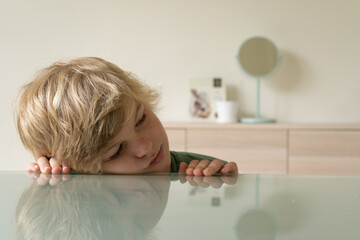 pencive child put his head on the table