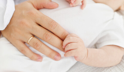 Obraz na płótnie Canvas Mother with her newborn baby care hands