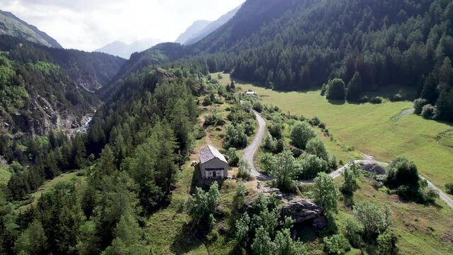 Vue a&eacute;rienne d'une chapelle sur un chemin de montagne