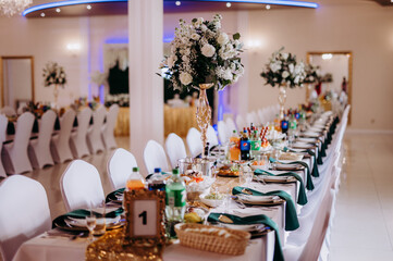 Przyozdobione stoły weselne