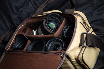 Kamertaschen mit vielen Objektiven für eine Reise gepackt
