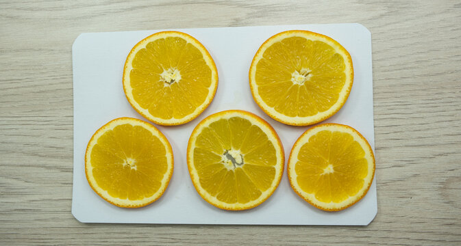 Sliced oranges for drying on paper