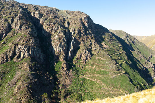 Vista de cerro aspero y pueblo escondido en la provincia de Cordoba, Argentina. Sierra de los Comechingones.