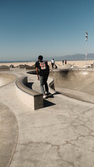 Skate allo skatepark a Los Angeles