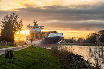 Nord Ostsee Kanal, Durchfahrt Containerschiff. Sonnenuntergang am Kiel Kanal mit Schiff. Der Kanal...
