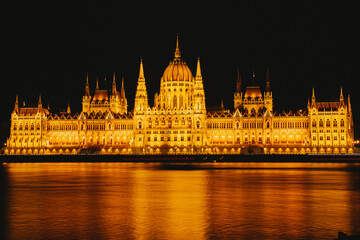 Fototapeta na wymiar Cae la noche en budapest con estas vistas hacia el parlamento