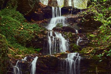 Detailaufnahme der berühmten Klidinger Wasserfall in der nähe von Bremm und der Moselschleife im Herbst mit wenig Wasser