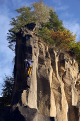 Kletterer in der Ettringer Lay bei Mayen, west Deutschland aus einer Basalt Säule, einzigartige Kletterei 