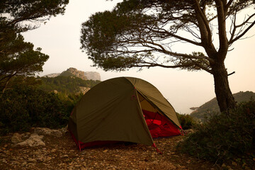 zwei personen Zelt aufgestellt auf einer Anhöhe nahe der Küste auf Mallorca entlang der...
