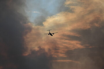 Avion bombardier d'eau au milieu de la fumée